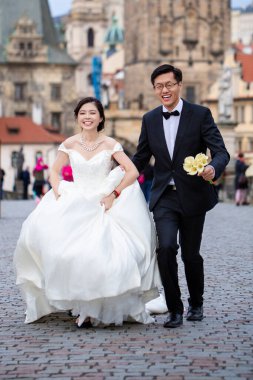 Prag 'da gelin ve damat. Birbirine aşık çiftler, evlilik töreni ve etkinlik. Kutlama düğünü. Genç gelin ve damat çiftleri. Güzel Düğün Çifti