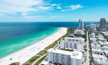 Miami Beach, South Beach, Florida, ABD. Miami sahili. Miami Plajı ve şehir manzarasının havadan görüntüsü. Miami sahili kıyı şeridi, hava manzaralı.