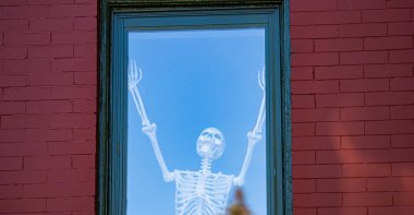 Cadılar Bayramı vitrinleri. Cadılar Bayramı balkabağı ve dekore edilmiş ev için iskelet. Bir Amerikan evinin ön bahçesinde dekore edilmiş korkunç bir şey. Şeker mi şaka mı? Cadılar Bayramı geçmişi. Cadılar Bayramı 'nın sonbahar tatili