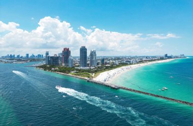 Miami Sahili 'nin silueti tepeden. Miami 'de yaz. Miami sahil şeridi. Miami Beach Florida 'daki lüks dairelerin panoramik manzarası. Surfside Miami Plajının Hava Görüntüsü