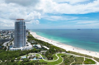 Miami Beach, South Beach, Florida, ABD. Miami sahili. Miami Plajı ve şehir manzarasının havadan görüntüsü. Miami Sahili 'nin sahil şeridi İHA' dan vuruldu.