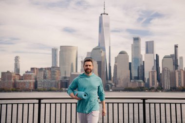 Spor adamı New York 'ta antrenman yapıyor. Erkek sporcu kardiyo sağlığı için antrenman yapıyor. Spor salonu açık havada. Adam dışarıda çalışıyor. New York yakınlarındaki parkta aktif yaşam tarzını seven bir adam.