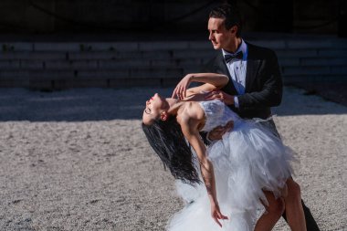 Aşık düğün çifti. Klasik gelin ve damat açık havada. Birbirine aşık çiftler, evlilik töreni ve etkinlik. Kutlama düğünü. Genç gelin ve damat çiftleri. Güzel Düğün Çifti