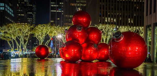 New York 'ta kış. New York, New York Şehri yeni yılı kutluyor. Manhattan, kışın şehir merkezinde. New York, Manhattan kış tatillerinde. Manhattan 'ın göbeğinde dev Noel süsleri
