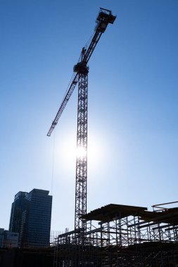 Turna turnası. Crane ve bina inşaatı. İnşaat vinci konutta. Vinç. Binalara karşı endüstriyel inşaat ekipmanları. Turna kulesi. İnşaat alanı