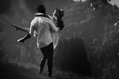 Düğün çifti gelin ve damat doğada. Birbirine aşık çiftler, evlilik töreni ve etkinlik. Kutlama düğünü. Genç gelin ve damat çiftleri. Güzel Düğün Çifti