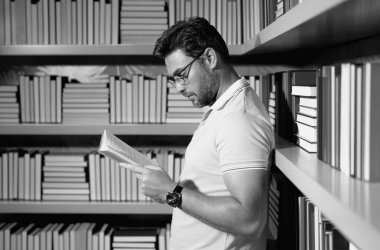 Jesti durduran, eli olmayan, konsept inşa etme konusunda tehlikeli bir mimar. İnşaatçının portresi. İnşaat alanında kasklı inşaat işçisi. EvotoSalt eti. Taze çiğ biftek. Yakın plan.