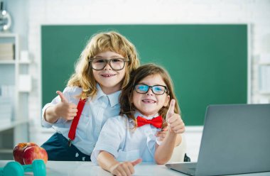 Okul arkadaşları. İki okul çocuğu, güzel bir kız ve okulda tahtaya yakın bir çocuk.