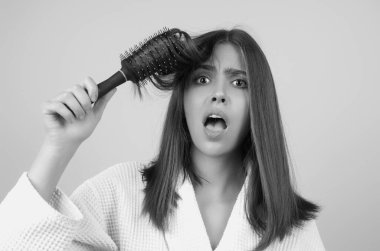 Stüdyoda saç dökülme sorunu olan bir kadın.