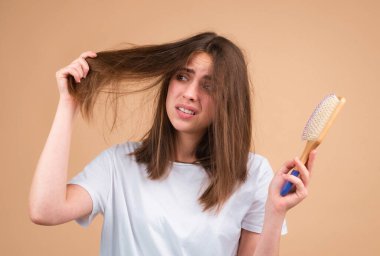 Stresli kadın saç dökülmesinden dolayı çok üzgün. Saç kesimi ve düzgün saç bakımı. Sağlık şampuanı için ciddi saç kaybı sorunu