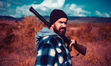 Avcı av tüfeğiyle. Avlanıyordum. Kapalı ve av sezonu açıldı. Avcılık, hayvanları öldürmek ya da tuzağa düşürmektir. Tüfek