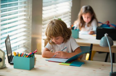 Ders sırasında ödev matematiği okuyan öğrenciler, eğitim konsepti, sevimli bir okul öğrencisi.