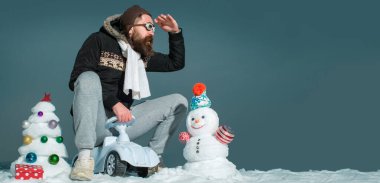 Bisikletli çılgın kış adamı dışarıda. Kışın arka planda kardan adam. Kış bayrağı için kardan adam