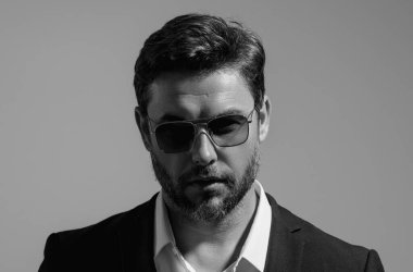 Takım elbiseli yakışıklı orta yaşlı bir adam stüdyo arka planında izole edilmiş. Takım elbiseli yakışıklı bir iş adamı. Başlık için afiş, kopyalama alanı. Web tasarımı için poster. Kişisel finans