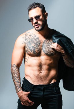 Moda ve seksi erkek model. Seksi bir adam. Çıplak erkek omuzları, üstsüz atletik vücudu.