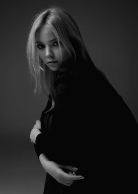Baştan çıkarıcı sarışın kadın yüzü. Seksi bakışlarla poz veren şehvetli genç bir kadın. Güzel seksi model. Güzel surat. Şehvetli kız, seksi model portresi. Doğal güzellik.