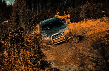 Off-road yarış çamur ve su sıçrama. En iyi off road araçları. çamur üzerinde takip. 4x4 Off-Road SUV arabası. Offroad arabası. Safari