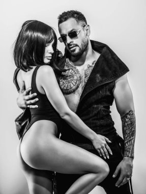 Stüdyoda poz veren güzel seksi bir çiftin moda fotoğrafı. Moda ve güzellik. Seksi, zarif bir çift. Güzel, şehvetli bir çiftin birlikte poz verdiği bir moda fotoğrafı. Sevgi. Şehvetli genç aşıklar