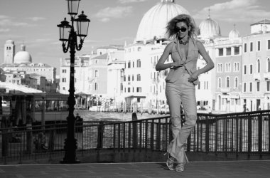 Venedik caddesinde yürüyen kadın turist, yaz moda tarzı, İtalya, Avrupa 'ya seyahat. Seksi moda turisti. Venedik 'teki zarif genç bayan turist. Tatillerde yaz yaşam tarzı
