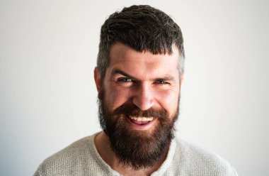 Mutlu gülümseyen sakallı adam portresi. İnsanların duyguları, yüz ifadeleri.