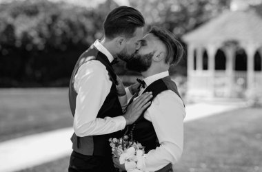 Jesti durduran, eli olmayan, konsept inşa etme konusunda tehlikeli bir mimar. İnşaatçının portresi. İnşaat alanında kasklı inşaat işçisi. EvotoSalt eti. Taze çiğ biftek. Yakın plan.