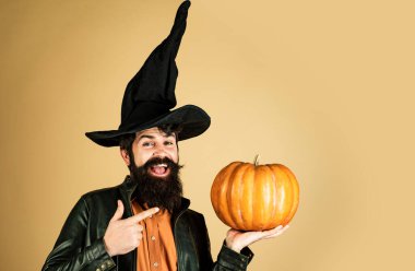 Cadılar Bayramı şapkasıyla balkabağı pişiren sakallı adam. Cadılar Bayramınız kutlu olsun. Şeker mi şaka mı? Mutlu Cadılar Bayramı çıkartmaları. Cadılar Bayramın kutlu olsun.