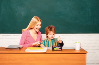 Anaokulu hazırlığı. Küçük çocuk ve öğretmen kadın pedagog sınıfı. Geliştirme ve yetiştirme. Anaokulu ve geliştirme. Yetenek ve beceri geliştiriyorum. Çocuk bakımı ve gelişimi.