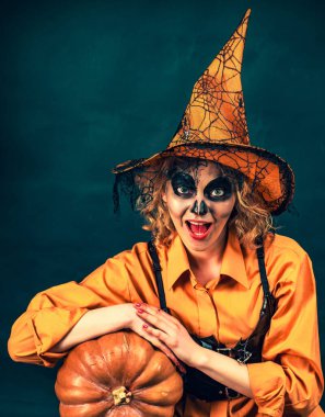 Mutlu Cadılar Bayramı. Büyücü. Cadılar Bayramı kostümlü, Jack O Lantern 'le şehvetli bir kadın. Cadılar Bayramı canavarı gibi giyinmiş komik kadın.
