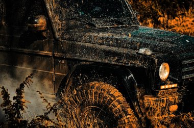 Alt görünümü büyük offroad araba tekerlek ülke road ve dağlar zemin üzerinde. Dağ yolu üzerinde yol seyahat. Çamur üzerinde izlemek. 4 x 4 Off-road suv araba. Offroad araba. 4 x 4 trekking seyahat. Safari