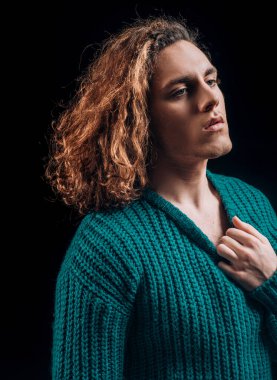 Genç, ciddi bir adam. Şık bir genç adam başka tarafa bakıyor. Şehir yaşam tarzı konsepti. Gri stüdyo arka planında izole edilmiş. Ciddiyetin yakın portresi. Ciddi bir adam şüpheyle yana bakıyor.