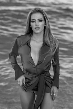 Tropikal okyanus arka planlarında güzel denizin tadını çıkaran bir kadın. Yaz plajında güzel bir kadın model. Romantik, şehvetli, seksi genç bir kadın.