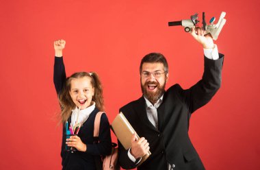 Küçük kızı başarılı bir egzersizle öven öğretmen....