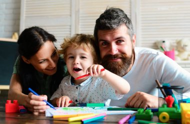 Mutlu aile annesi, baba ve çocuk çizimi. Hafta sonları çocuklu mutlu bir aile. Genç ebeveynler ve çocukları evde çok mutlular. Erken dönem sanat ve zanaat eğitimi, çizim