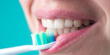 Diş ve Diş Konsepti. Diş hekimliği için portre. Diş bakımı. Genç bir kızın ağzı ve dişleri. Ağız hijyeni. Diş beyazlatma. Beyaz dişli kadın model.