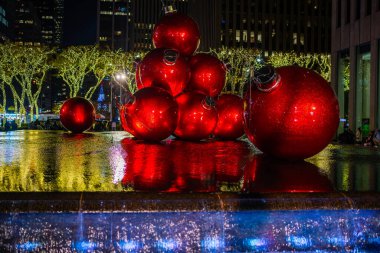 NYC Kış Etkinlikleri. New York, New York Şehri yeni yılı kutluyor. Manhattan, kışın şehir merkezinde. New York, Manhattan kış tatillerinde. Manhattan 'ın göbeğinde dev Noel süsleri