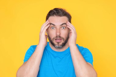 Şaşırmış bir adamın portresi. Vay canına, inanılmaz. Şok olmuş bir adam ağzını kocaman açıyor. Şok olmuş, şaşkın suratlı bir adam. Şaşırtıcı yüz ifadesi. İnsan duyguları erkek yüz ifadesi konsepti