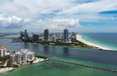 Miami Güney Sahili. Miami Beach, Florida 'nın insansız hava aracı görüntüsü. Florida 'da lüks daireleri ve su yolu olan Miami Plajı. Gökdelenli Miami Plajı 'nın havadan görünüşü