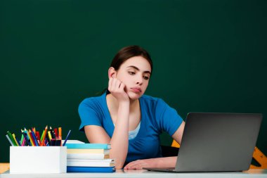 Üniversitede ders ve ödev. Üzgün bir üniversite öğrencisi. Yorgun liseli kız. Yorgun öğrenci çok fazla içiyor. Zor öğrenme. Üniversite öğrencisi endişeli. Genç bayan öğrenci çok çalışıyor.