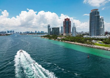Miami Beach, South Beach, Florida, ABD. Miami Beach, Florida 'nın insansız hava aracı görüntüsü. Florida 'da lüks daireleri ve su yolu olan Miami Plajı.
