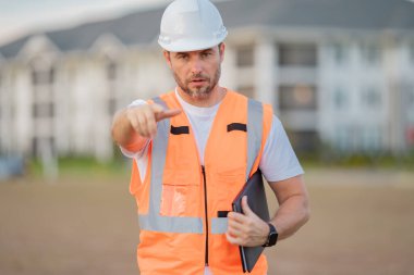 İnşaat alanında çalışan biri. İnşaat müdürü ya da mühendis dışarıda kask takıyor. Erkek inşaat mühendisi. İnşaat alanında mimar ya da mühendis. Tamirci ustabaşı mühendis.