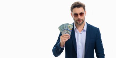 İşadamı, beyaz stüdyonun izole edilmiş geçmişini araştırıyor. Dolar banknotları olan takım elbiseli zengin bir adam. Dolar banknotları olan başarılı bir iş adamı. Takım elbiseli zengin milyoner elinde para, afiş