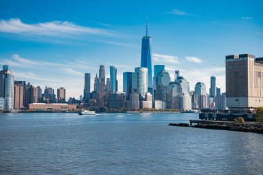 New York, Birleşik Devletler. Manhattan 'ın ortasındaki New York şehrinin ufuk çizgisi. ABD, New York, New York, Manhattan. Amerikan büyük şehri. Aşağı Manhattan silueti. New Jersey 'den New York. Manhattan şehir merkezi.