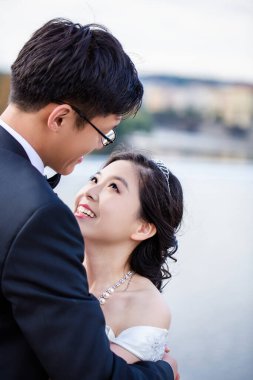 Asyalı genç çift gelin ve damat dışarıda evleniyor. Birbirine aşık çiftler, evlilik töreni ve etkinlik. Kutlama düğünü. Genç gelin ve damat çiftleri. Güzel Düğün Çifti