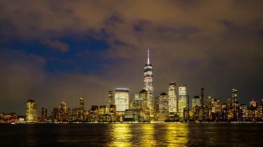 New York City 'de bir gece. New York City Manhattan 'ın merkezindeki Skyline' da zaman aşımı. Sunset Sky NYC zaman çizelgesi. Hareket eden bulutlar New York 'un zaman geçişi