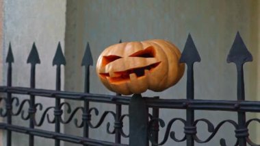 Balkabağı ile Cadılar Bayramı süslemesi. Süslü ev için balkabağı. Cadılar Bayramı kapılarla süslenmiş. Cadılar Bayramı 'nın ön kapısı balkabağıyla süslenmiş. Cadılar Bayramı 'nın sonbahar tatili