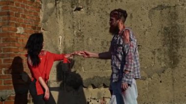 Cadılar Bayramı Zombi Çifti kan dansında. Lanet zombi. Kana bulanmış seksi çift. Birbirine aşık Cadılar Bayramı çifti. Cadılar Bayramı 'nda sakallı bir çift ve genç bir kadın. Lanet Cadılar Bayramı makyajı