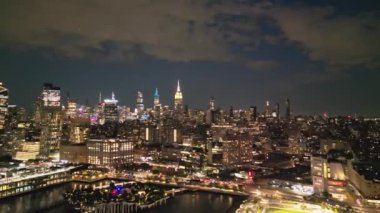New York Şehri Skyline 'ı alacakaranlık hava sahasında. İHA 'dan New York' a. New York City gökdeleni, Manhattan gökdelenleri olan şehir manzarası. Geceleri Manhattan 'da panoramik hava manzarası. ABD 'de seyahat