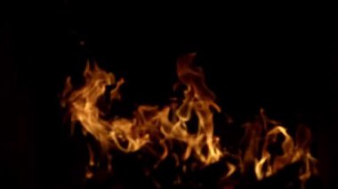 Üst üste dizayn için siyaha ateş edin. Ateş, izole edilmiş, soyut bir yapı. Sancak arkaplanı için soyut alev alev dokusu. Ateş alevleri, kırmızı ve sarı, termal enerji. Yanan ışıklar