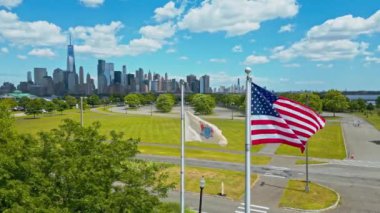 NYC, ABD bayrağının yanında. Manhattan Gökdelenleri ve Amerikan bayrağıyla New York City Skyline. New York City havadan silueti, ABD 'de Manhattan şehri manzarası. NYC 'de panoramik drone görüntüsü. ABD bayrağı, oy ve seçim