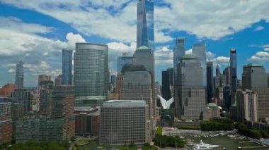 New York 'taki Manhattan ve One World Trade Center Weehawken New Jersey' den görüldüğü gibi. Manhattan 'ın gökdelenleri New York körfezinin dalgalanan sularının yanında mavi gökyüzüne karşı. NYC, ABD